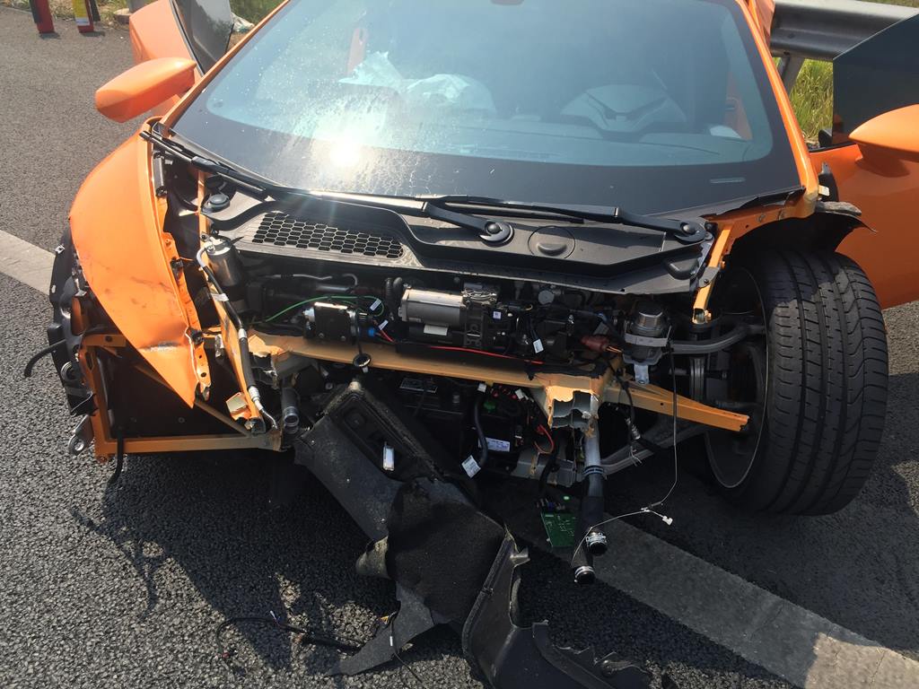 Siêu xe Lamborghini bị nát phần đầu sau khi tự đâm vào lan can đường - Ảnh: Đơn vị quản lý đường cao tốc cung cấp