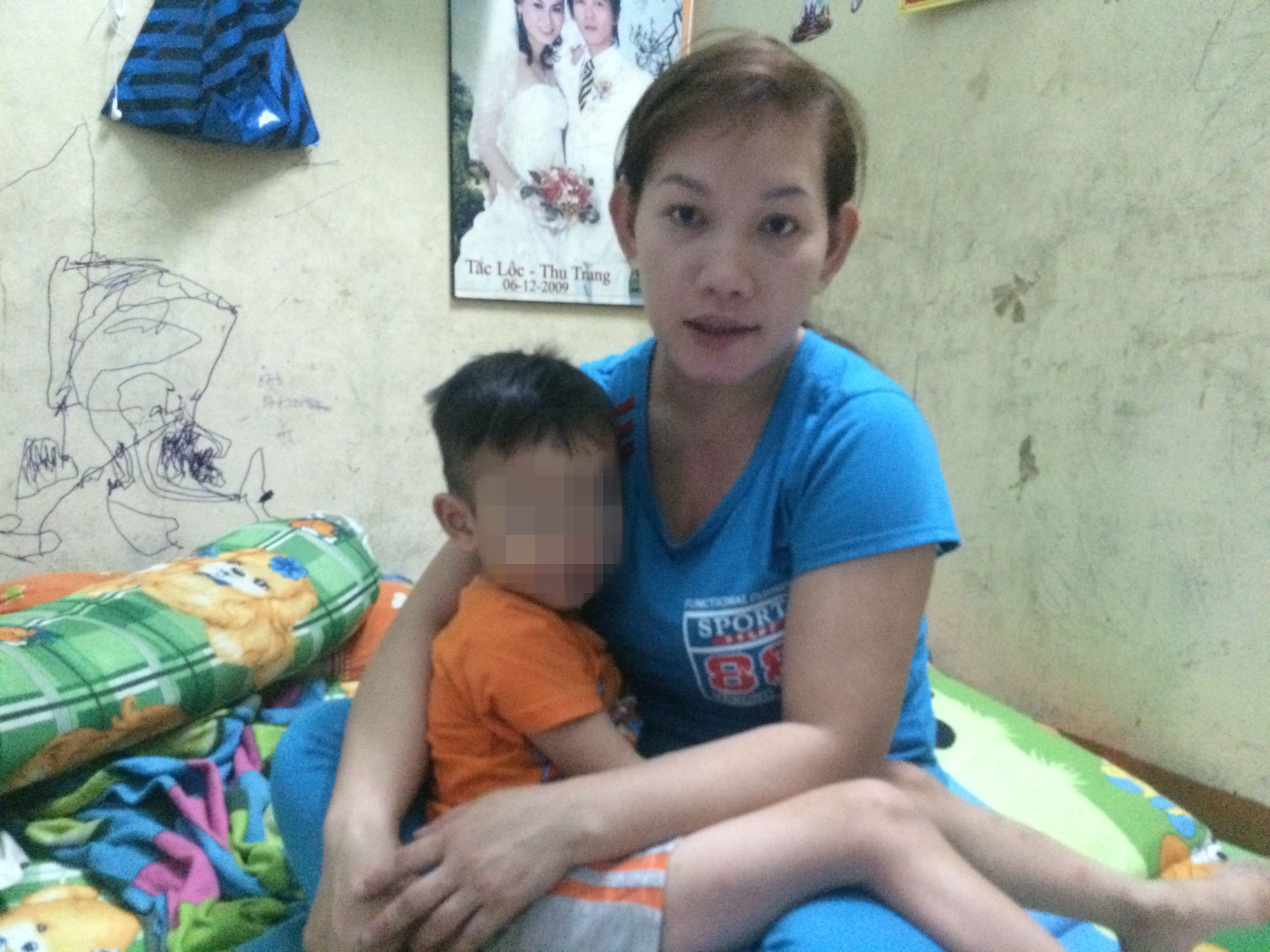 Chị Bé Hai cùng con trai kể lại chuyện con trai bị bắt cóc hụt vào ngày 18.3 - Ảnh: Phạm Hữu