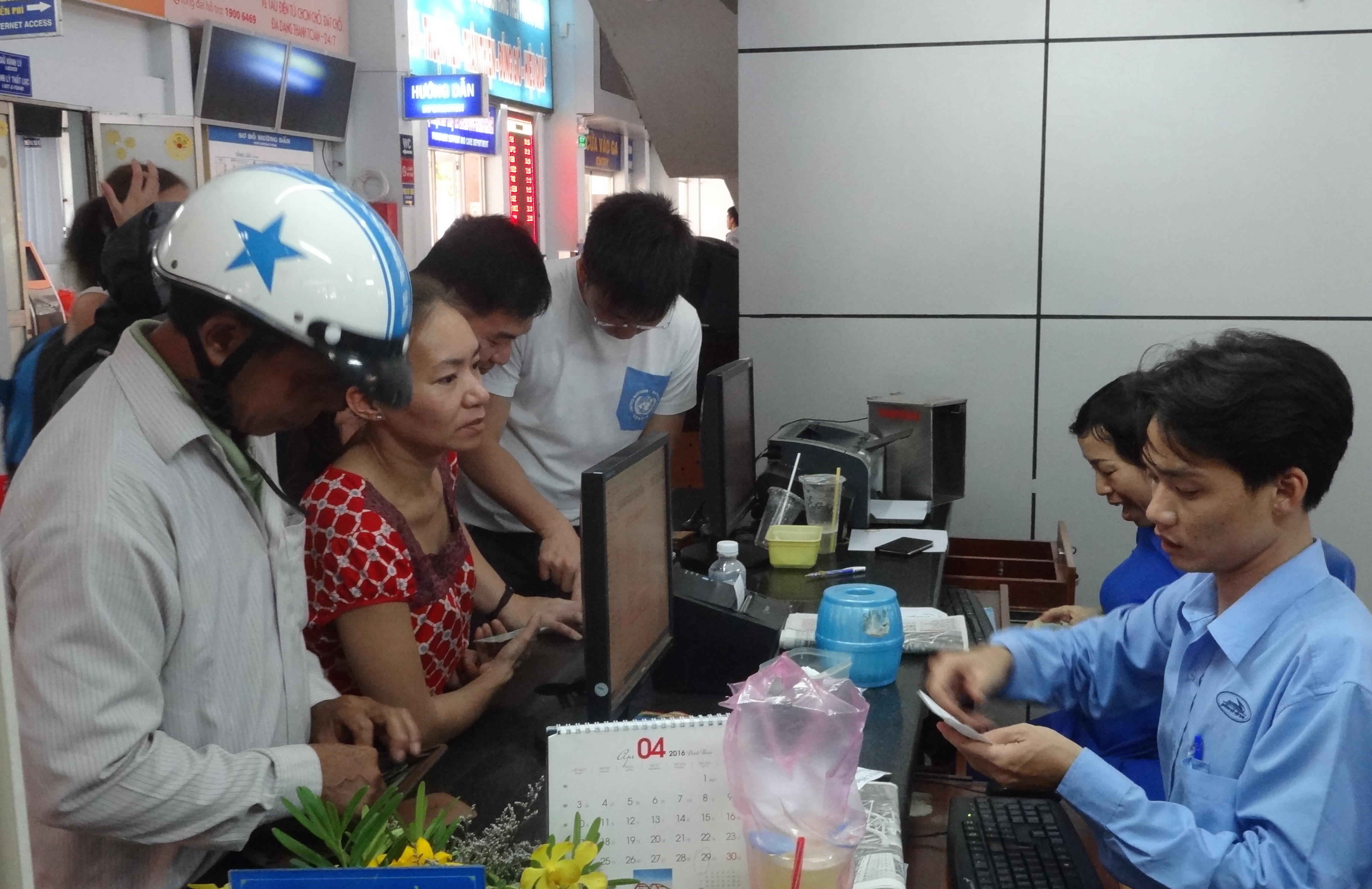 Người dân đến ga Sài Gòn để trả lại vé tàu - Ảnh: An Huy