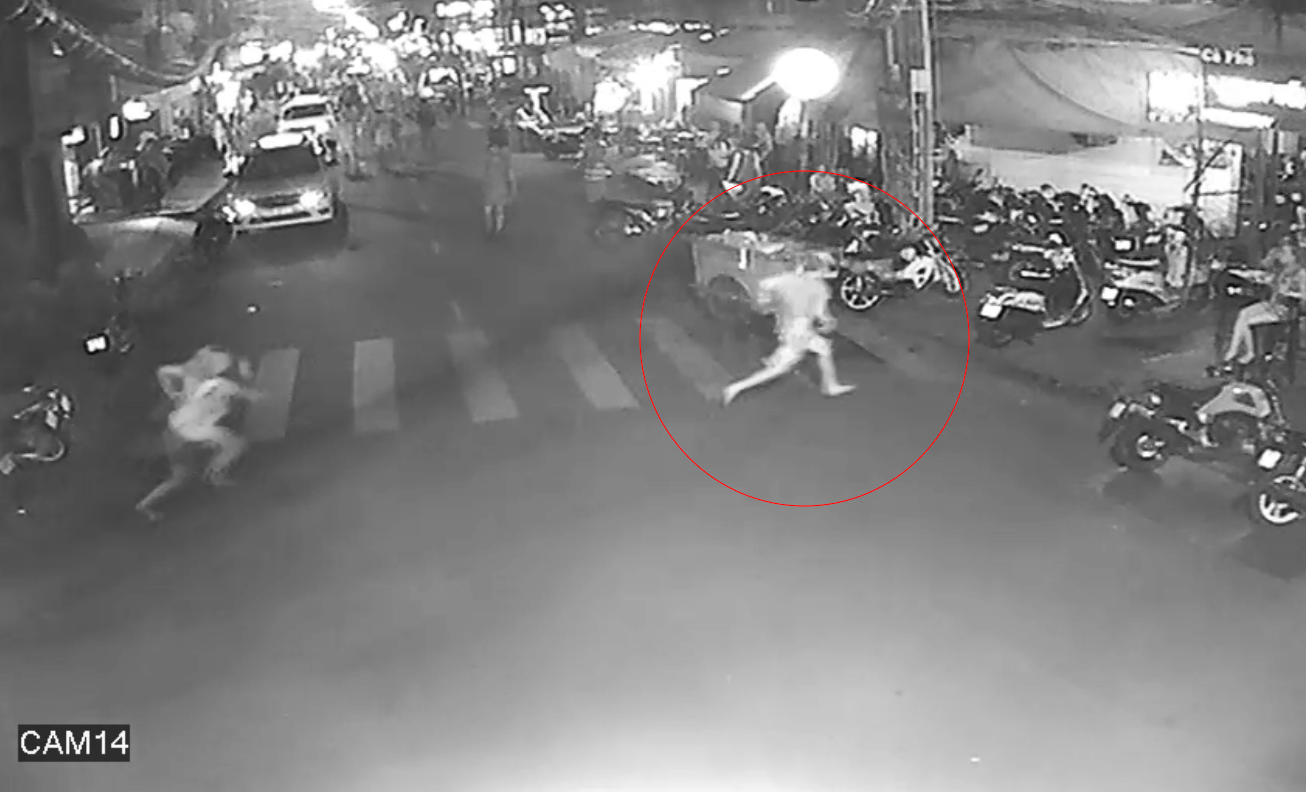 Một vụ cướp giật xảy ra tại đường Bùi Viện ngày 26.6.2015 được cammera an ninh ghi lại - Ảnh cắt từ clip