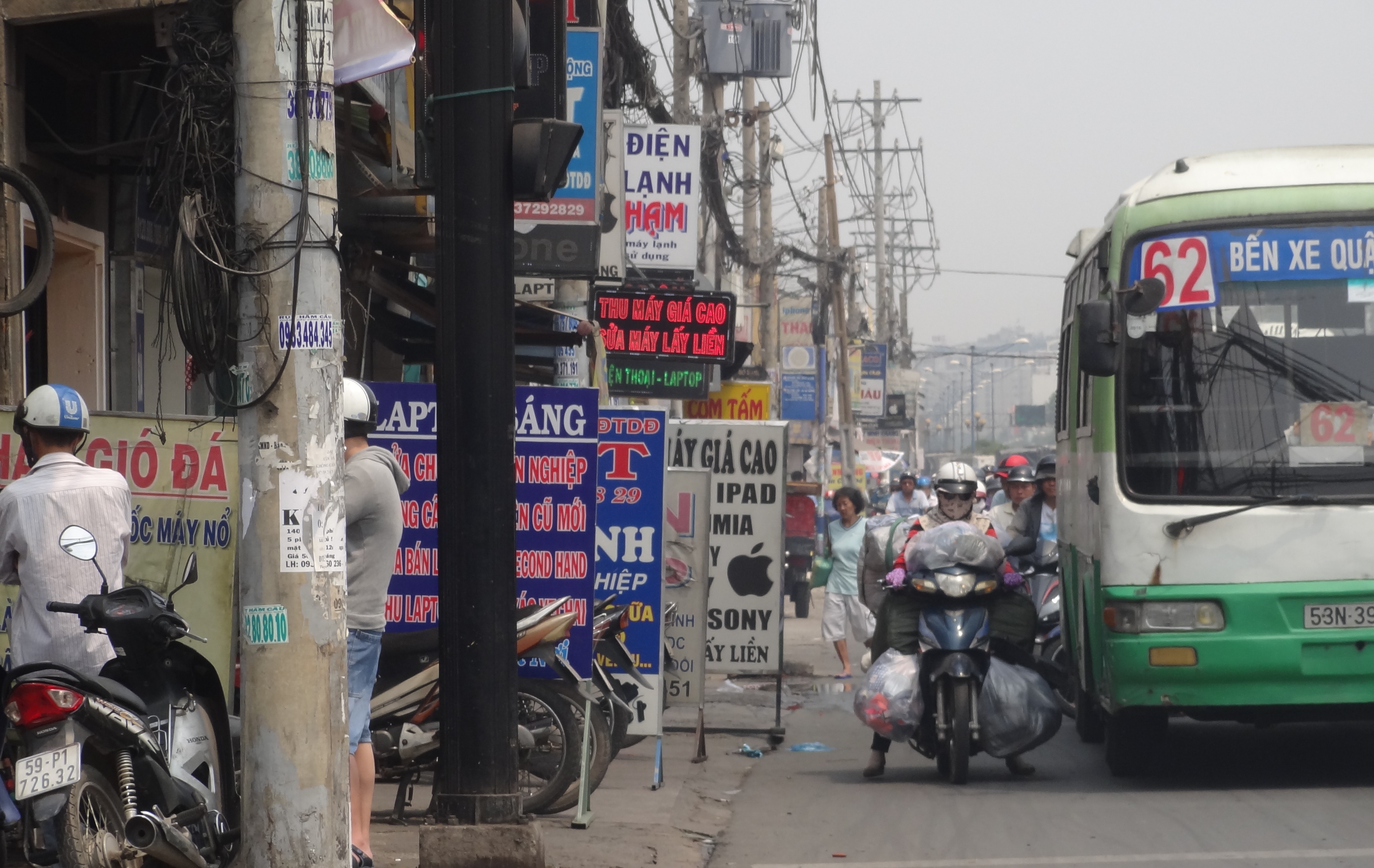 Bảng hiệu dựng tràn lan trên lề đường Trường Chinh (P.15, Q.Tân Phú), không còn một lối đi nào