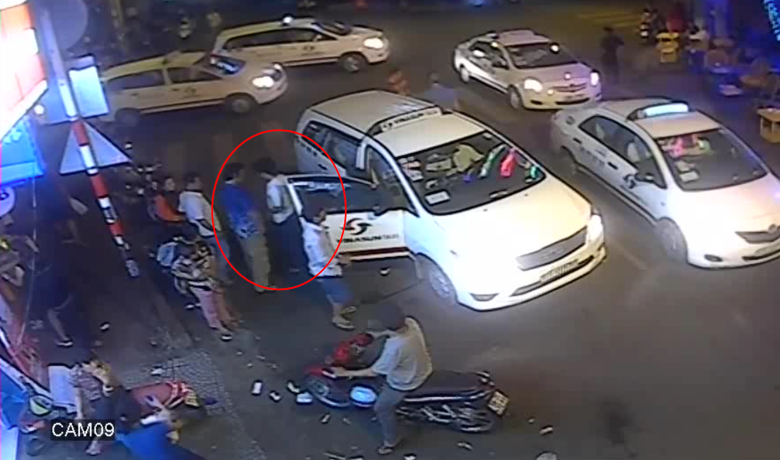 Một người đàn ông áo trắng giật tài sản của một phụ nữ tại giao lộ Bùi Viện - Đề Thám vào này 8.8.2015 và được camera an ninh Công an P.Phạm Ngũ Lão ghi lại - Ảnh cắt từ clip