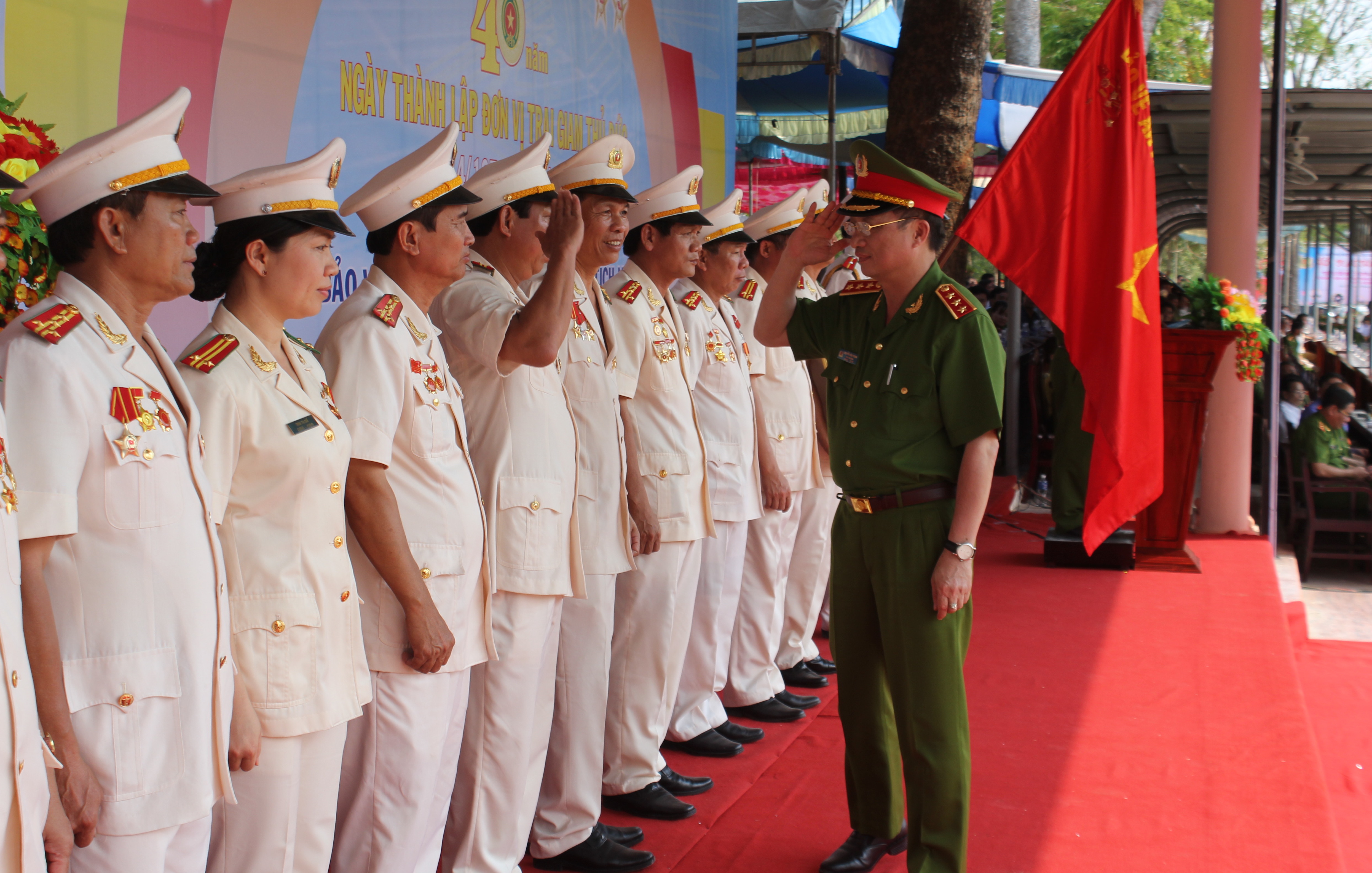 Thượng tướng Nguyễn Văn Thành, thứ trưởng Bộ Công an trao Huân chương bảo vệ Tổ quốc hạng Nhất và bằng khen cho tập thể cán bộ của Trại giam Thủ Đức - Ảnh: Phạm Hữu