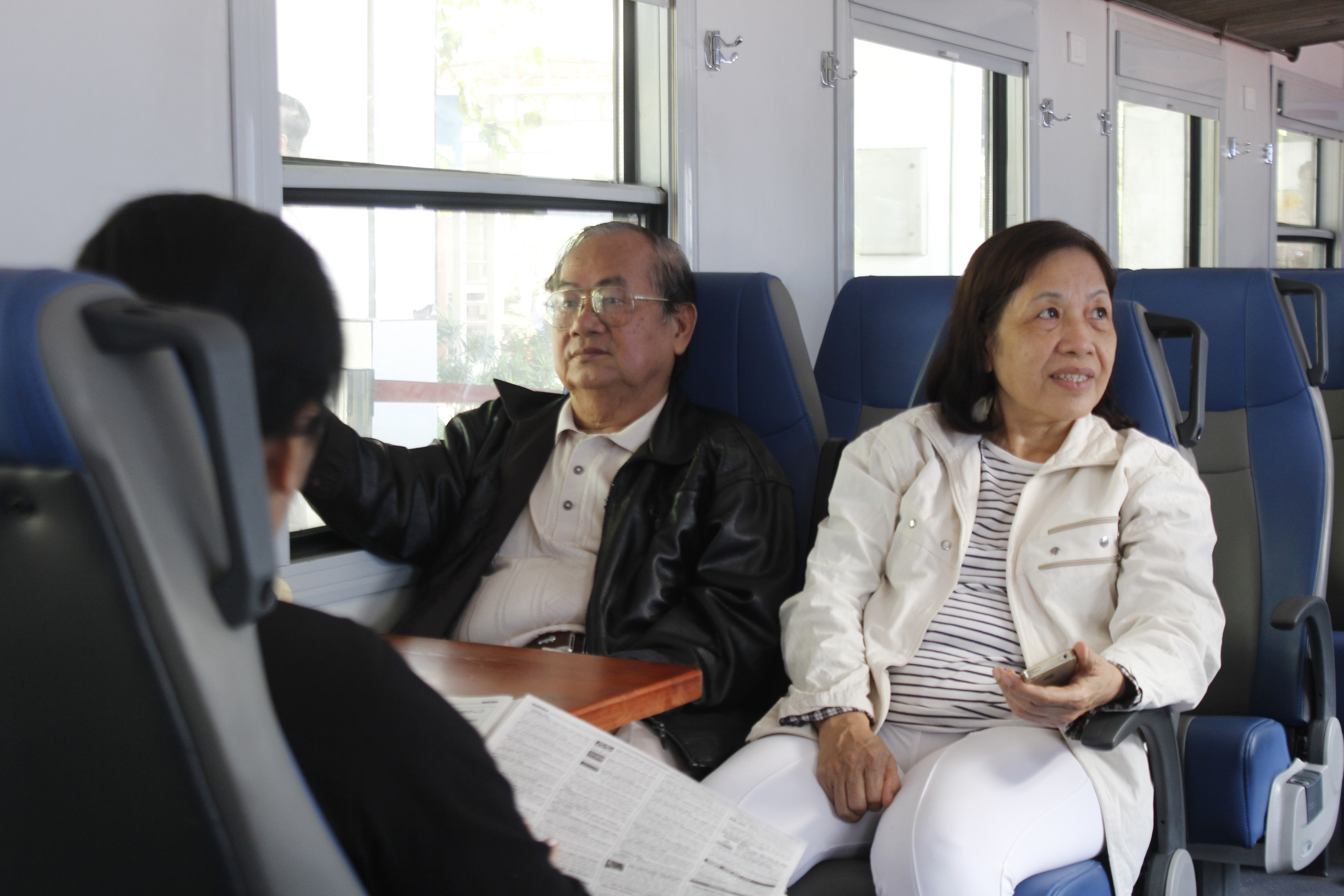 Hành khách di chuyển trên chuyến tàu ngoại ô - Ảnh: Phạm Hữu