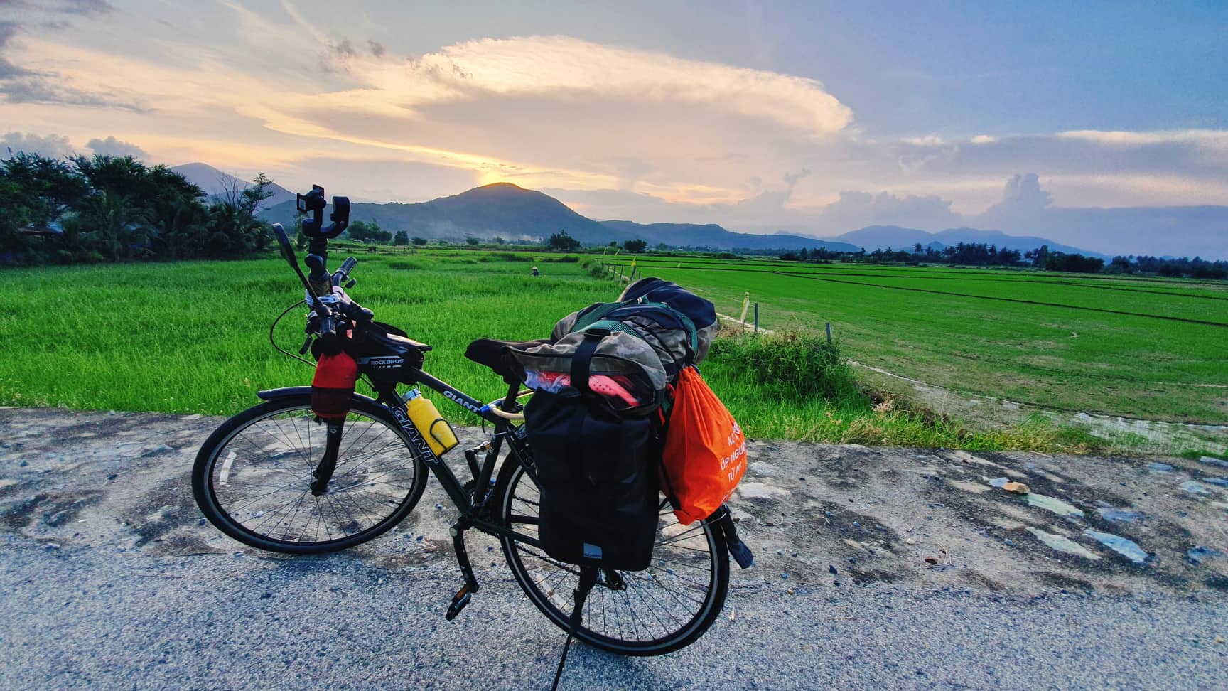 Hành trình 17 ngày đạp xe xuyên Việt của cô giáo trẻ