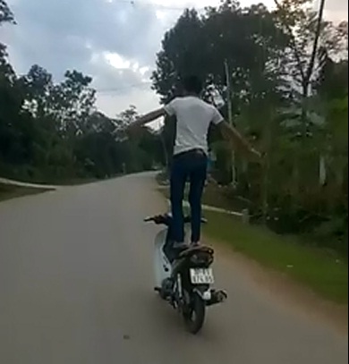 Hà Văn Sơn "làm xiếc" trên xe máy đang chạy - Ảnh cắt từ video