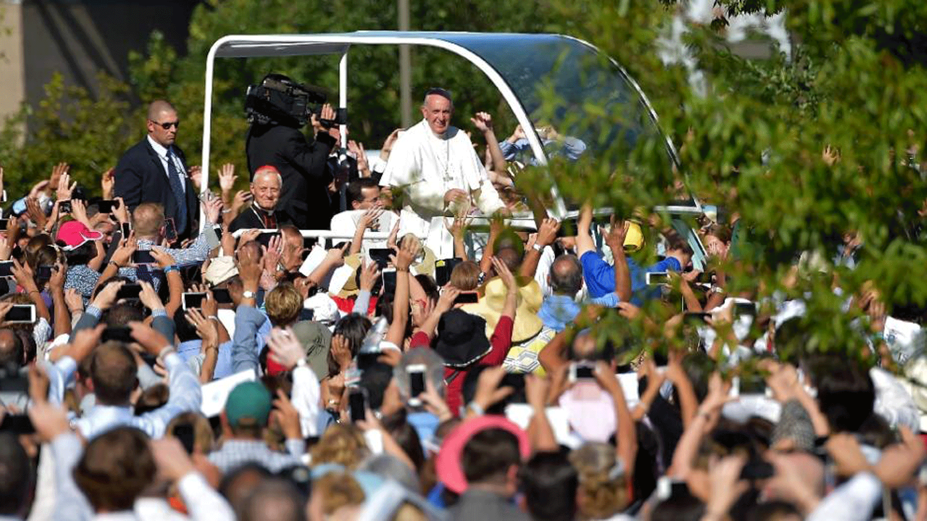 Ở khía cạnh được công chúng mến mộ, Giáo hoàng Francis đang "hưởng quy chế" của ngôi sao ca nhạc - Ảnh: AFP