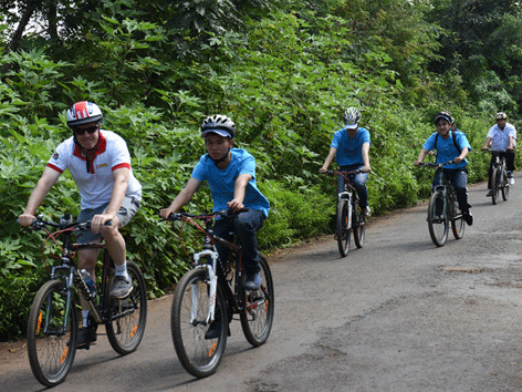Đại sứ Mỹ tại Việt Nam Ted Osius (áo trắng, hàng đầu) đạp xe cùng các sinh viên - Ảnh: Tổng lãnh sự Mỹ tại TP.HCM cung cấp