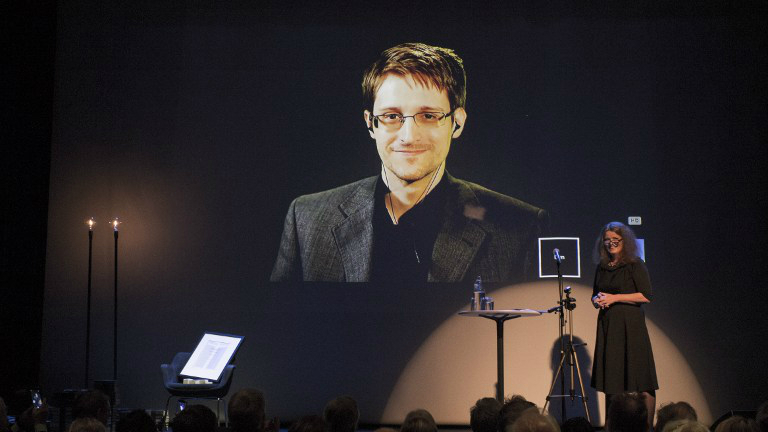 Trong khi chính phủ Mỹ xem Edward Snowden là kẻ phản quốc thì ông lại được cư dân toàn cầu xem là anh hùng - Ảnh: AFP