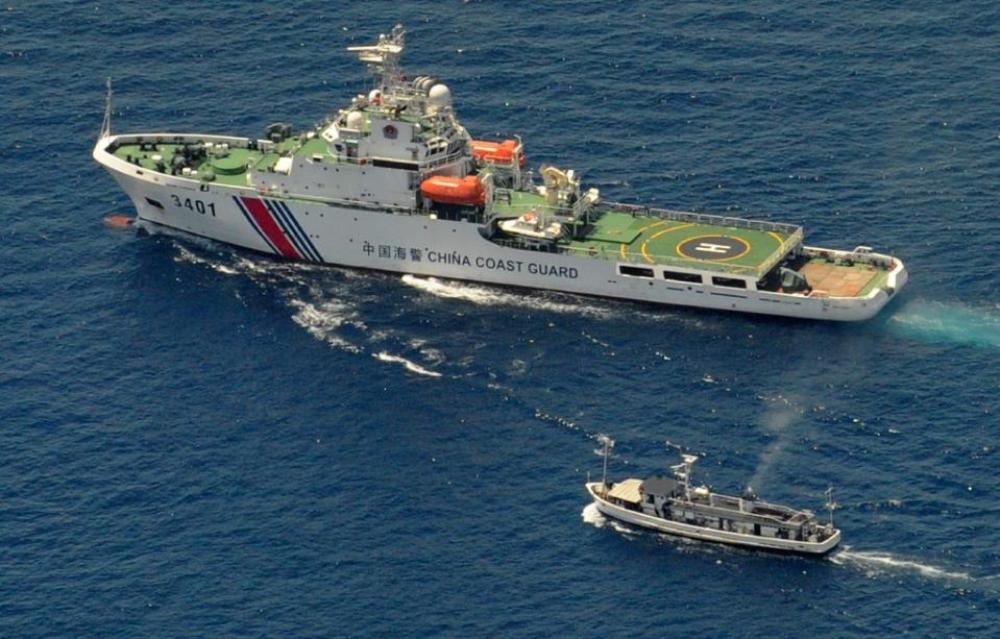 Tàu tuần duyên Trung Quốc áp sát một tàu hậu cần của Philippines trong vùng biển tranh chấp trên Biển Đông - Ảnh: AFP