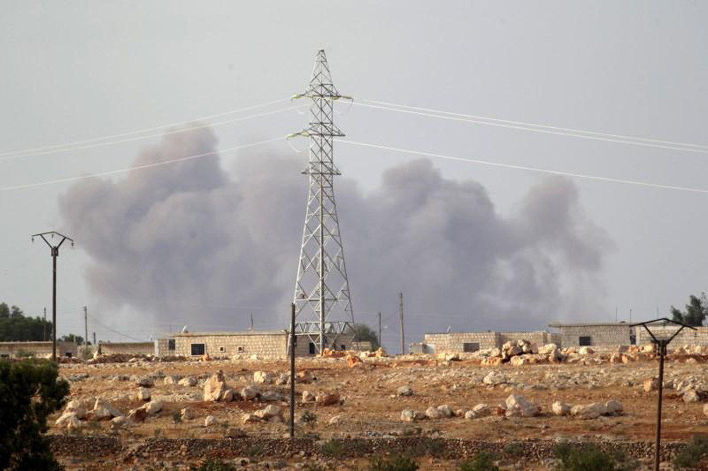 Một vị trí của IS bị máy bay Nga không kích gần tỉnh Idlib, Syria ngày 2.10 - Ảnh: Reuters