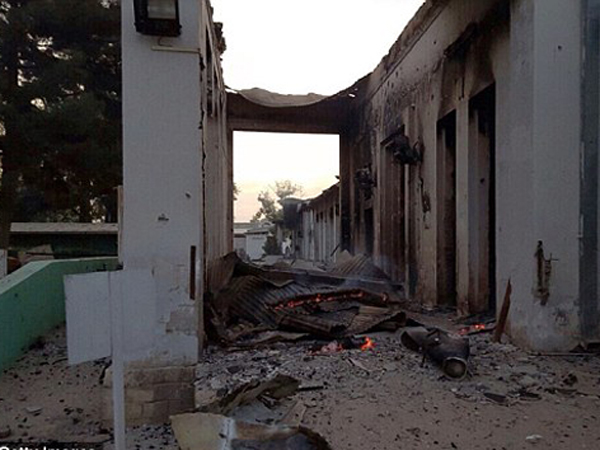 Cảnh tan hoang tại nơi từng là chỗ chăm sóc sức khỏe cho người bệnh tật sau vụ dội bom của Mỹ ở Kunduz - Ảnh: AFP