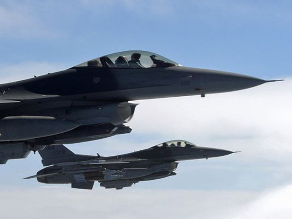 Máy bay chiến đấu F-16 của Mỹ đã phải đổi hướng để né máy bay Nga - Ảnh: Không quân Mỹ