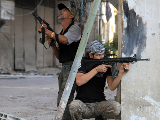 Quân nổi dậy chống chính phủ Syria giữa một trận đánh - Ảnh: AFP