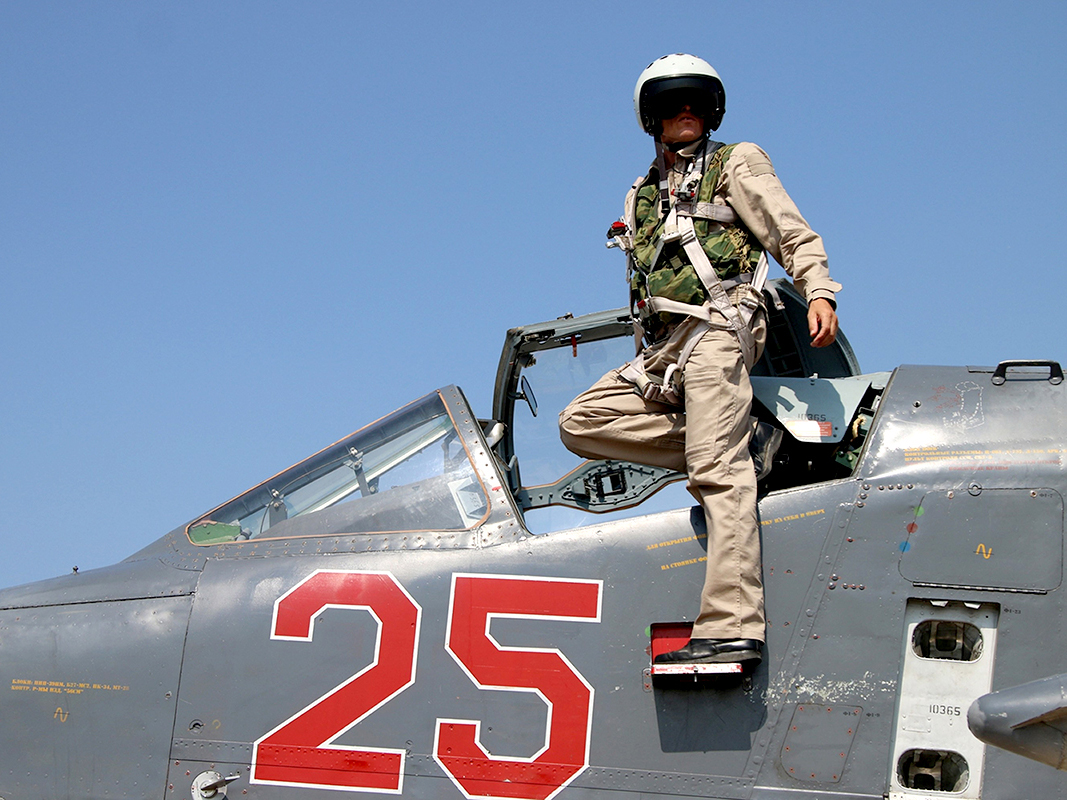 Phi công Nga thường xuyên bay vào những nơi máy bay Mỹ đã "lượn lờ" hơn năm qua ở Syria - Ảnh: AFP