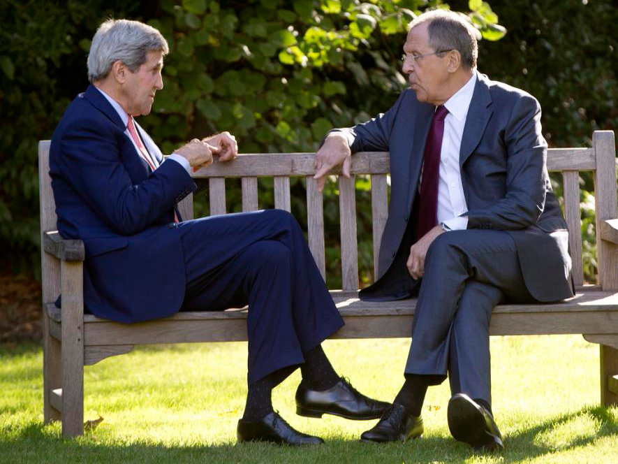 Đây sẽ là lần đầu tiên kể từ khi Nga tham chiến ở Syria, Ngoại trưởng Nga (phải) và Mỹ gặp nhau - Ảnh: AFP