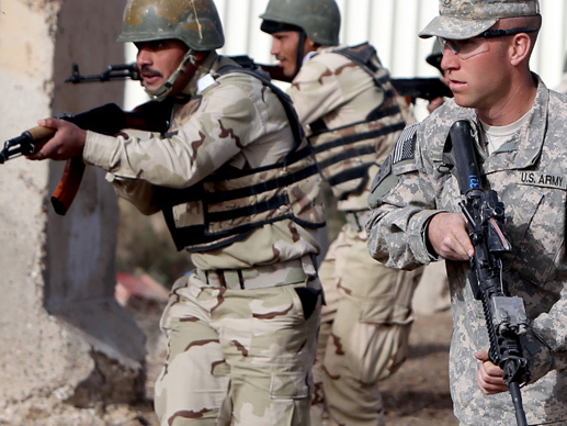 Lính Mỹ huấn luyện lính Iraq tại căn cứ Taji (Iraq) - Ảnh: AFP