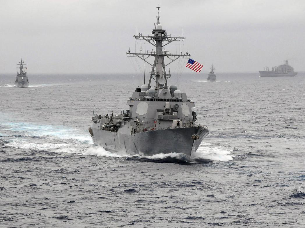 Tàu khu trục USS Lassen đã vượt qua khu vực 12 hải lý để tiến đến gần Đá Xu Bi - Ảnh: Reuters