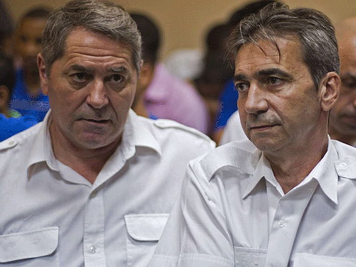 Hai viên phi công Pháp trong một phiên tòa ở Dominica - Ảnh: AFP