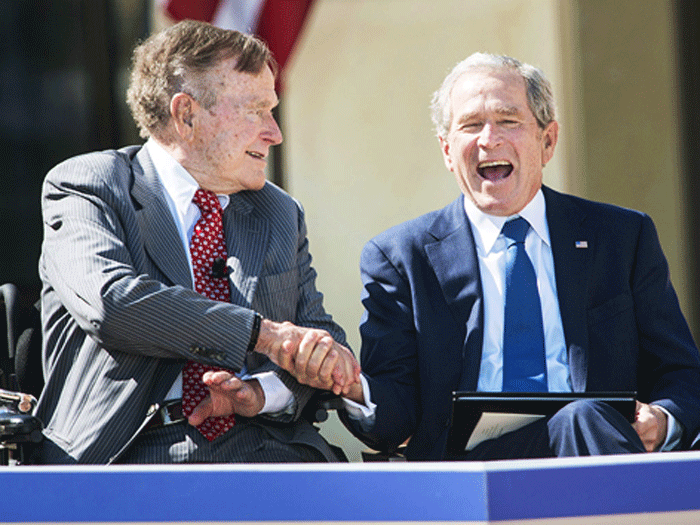 Hai vị cựu tổng thống Mỹ mang họ Bush - Ảnh: AFP