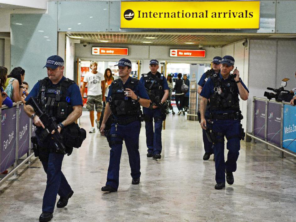 Hành khách ra sân bay đôi khi có cảm giác như đang ra trận! - Ảnh: AFP