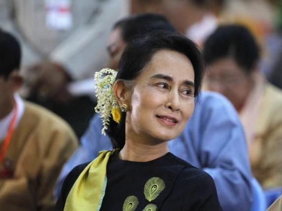 Chân dung người phụ nữ gan lì bậc nhất Myanmar - Ảnh: Reuters