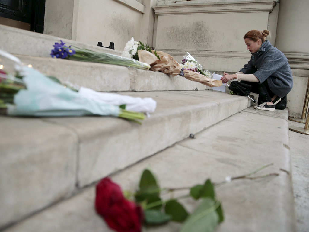 Cả thế giới đang ở bên nước Pháp. Trong ảnh: đặt hoa trước Đại sứ quán Pháp tại London ngày 14.11 - Ảnh: Reuters
