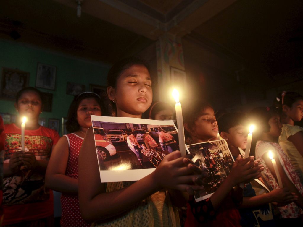 Trẻ em Ấn Độ cầu nguyện cho các nạn nhân Paris - Ảnh: Reuters