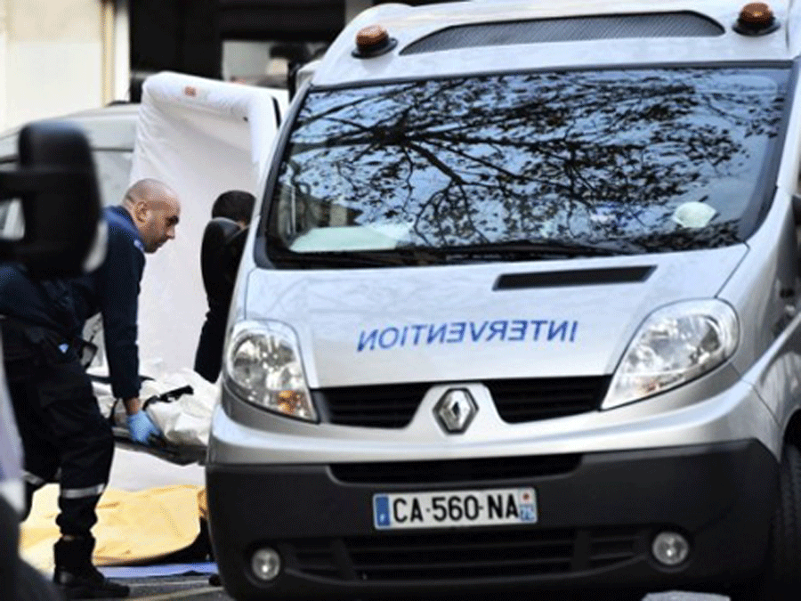 Cảnh sát Paris đưa thi thể nạn nhân của khủng bố lên xe - Ảnh: AFP