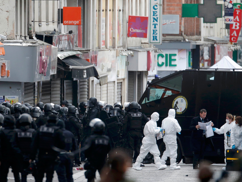 Cảnh sát và các nhà điều tra dày đặc tại hiện trường căn hộ ở St. Denis- Ảnh: Reuters