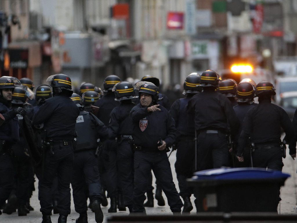 Pháp huy động đông đảo lực lượng an ninh tham gia vụ bố ráp ở ngoại ô Paris - Ảnh: AFP