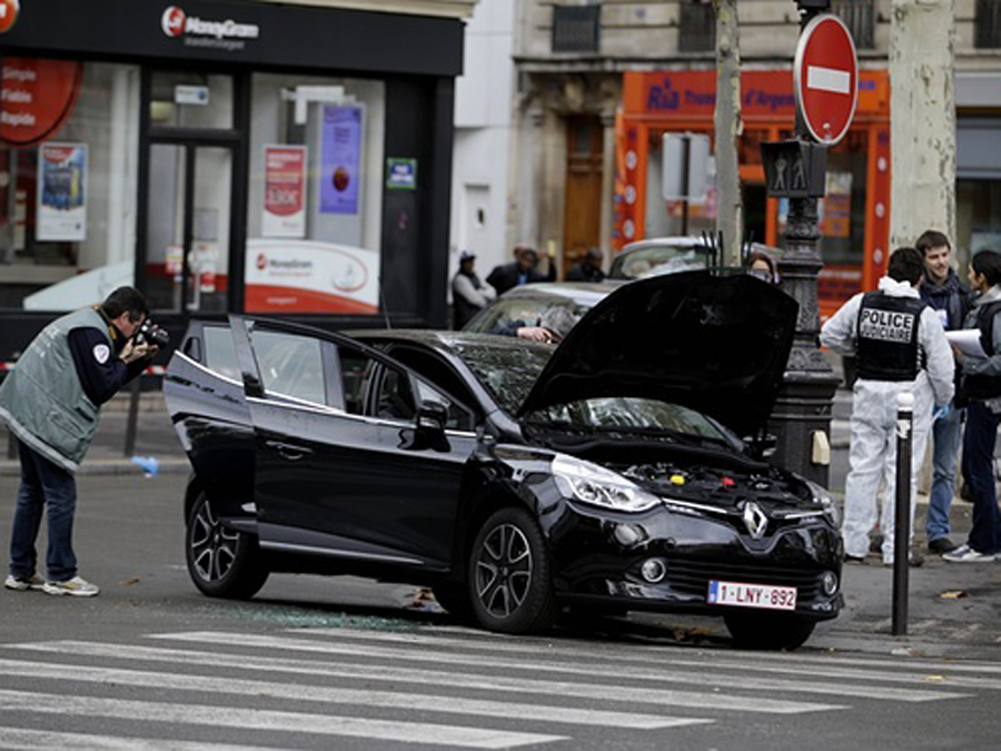 Các nhà điều tra Pháp kiểm tra một chiếc ô tô đã được những kẻ khủng bố thuê trong vụ tấn công Paris - Ảnh: AFP