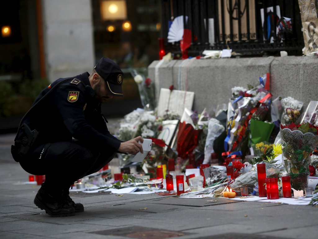 Cả thế giới xót thương 129 nạn nhân vụ khủng bố Paris - Ảnh: Reuters