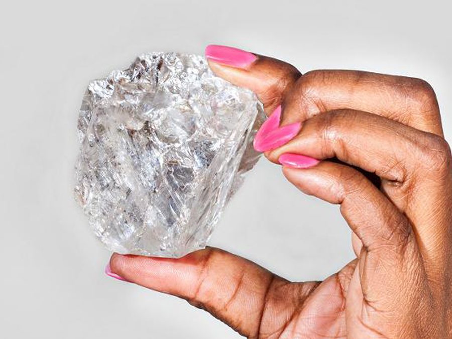 Trông xù xì thế nhưng đây chính là viên kim cương thô nổi tiếng vừa đào được - Ảnh: AFP