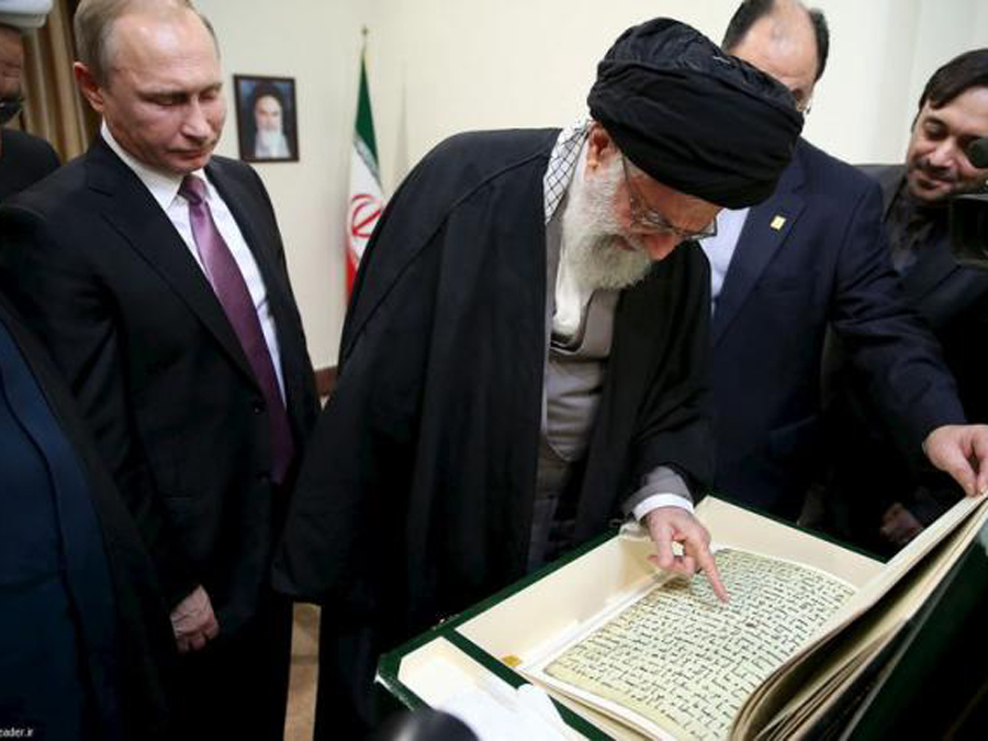 Lãnh đạo tối cao Iran Khamenei (phải) mở quà của Tổng thống Putin - Ảnh: Reuters