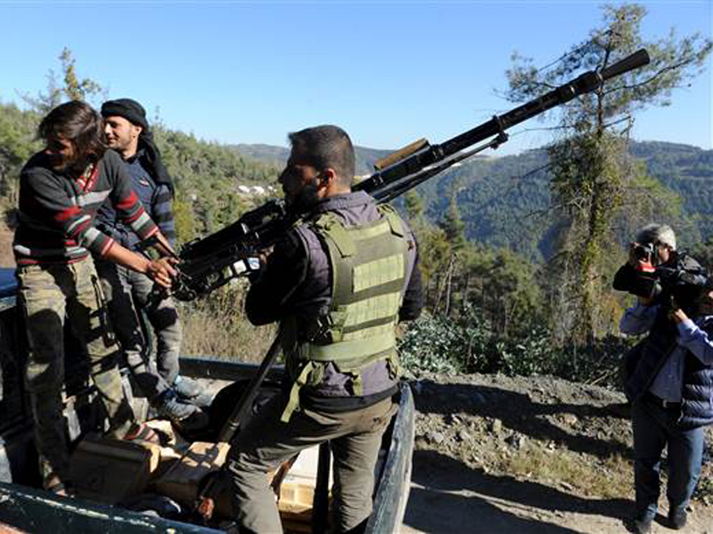 Chiến binh Turkmen - lực lượng được Thổ Nhĩ Kỳ chống lưng và bị Nga ném bom - ở biên giới Syria, Thổ Nhĩ Kỳ - Ảnh: Reuters