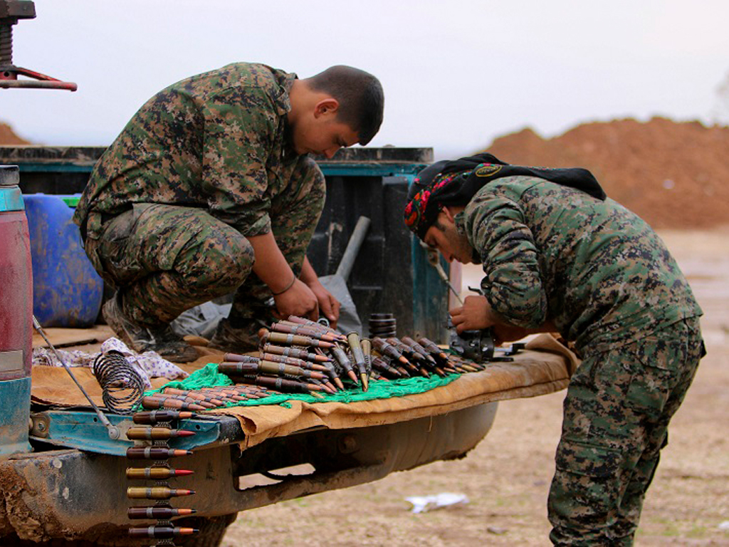 Mỹ tích cực trang bị đạn dược cho lực lượng nổi dậy người Kurd ở Syria để "nhờ" đánh IS - Ảnh: Reuters