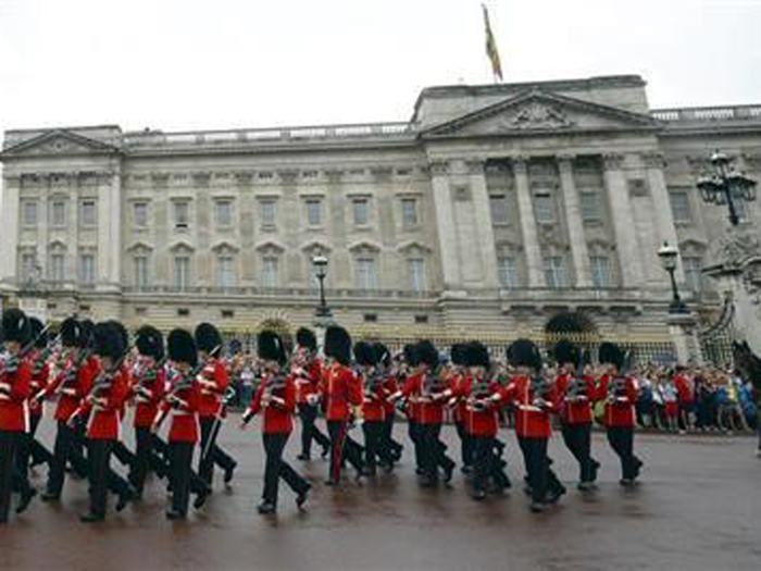 Điện Buckingham là một trong những địa điểm được bảo vệ an ninh nghiêm ngặt nhất ở Anh - Ảnh: Reuters