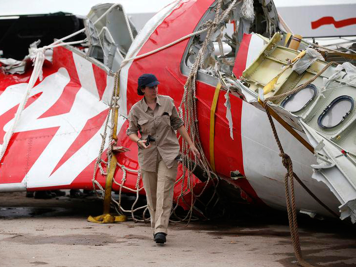 Xác máy bay AirAsia sau khi được vớt lên khỏi biển Java, Indonesia - Ảnh: Reuters
