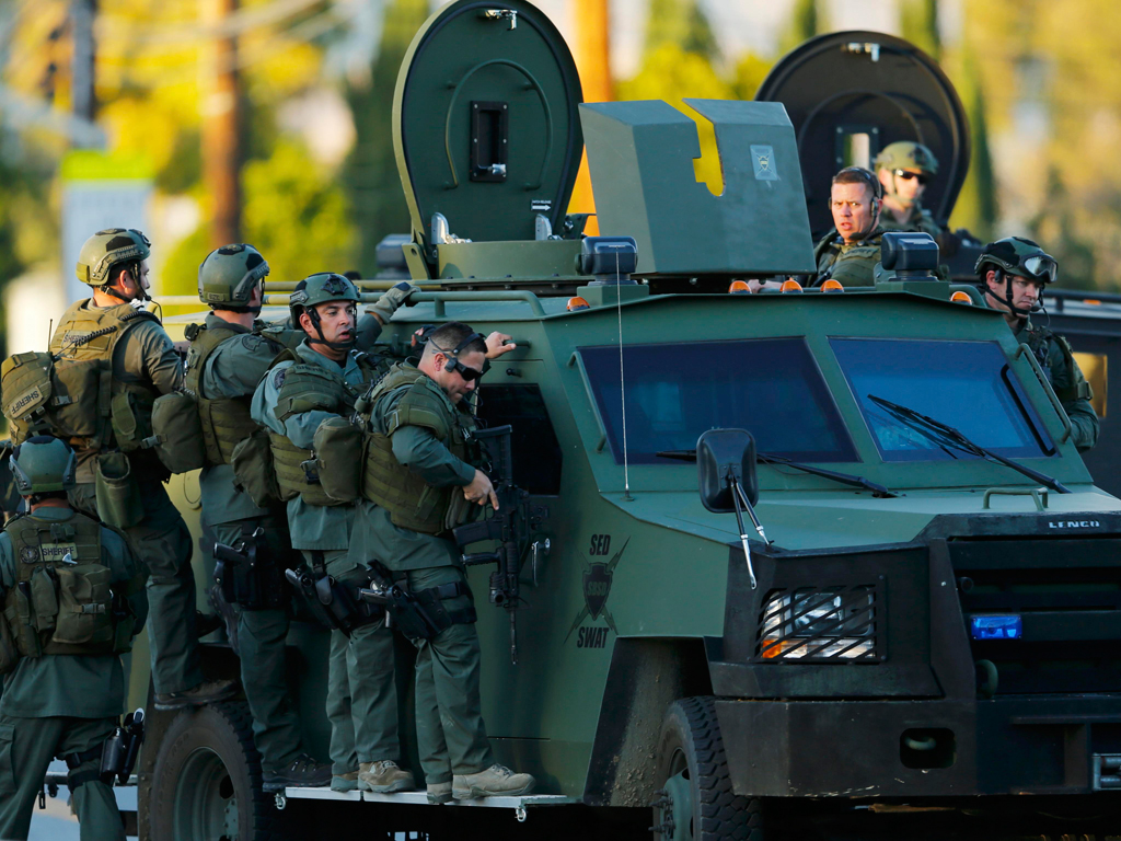 Những chiếc xe bọc th&eacute;p hầm hố được huy động truy đuổi hung thủ vụ xả s&uacute;ng ở San Bernardino, California ng&agrave;y 2.12 - Ảnh: Reuters