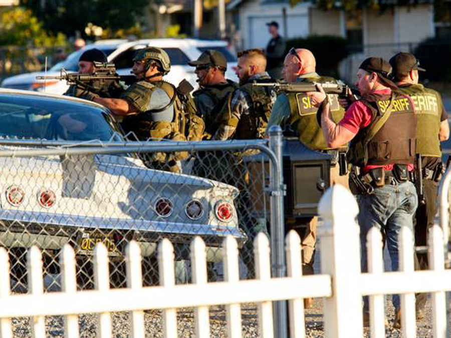 Cảnh sát khi đang truy lùng hung thủ sau vụ xả súng ở California ngày 2.12 - Ảnh: Reuters