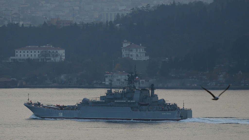 Tàu vận tải đổ bộ Caesar Kunikov của Nga đã đi qua eo Bosphorus hồi tháng trước - Ảnh: Reuters
