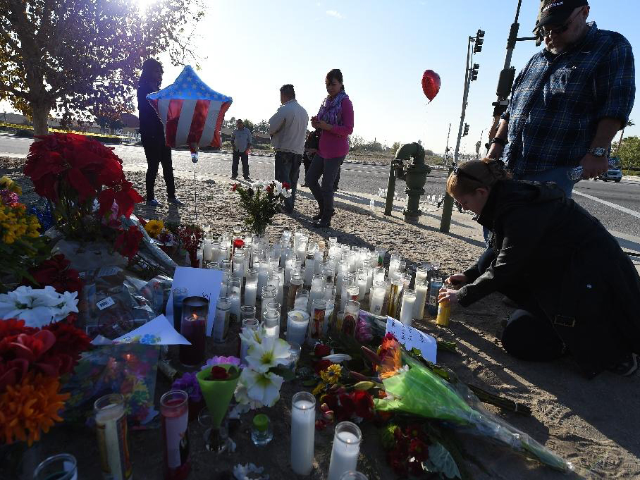 Cầu nguyện cho nạn nhân vụ thảm sát ở California - Ảnh: AFP