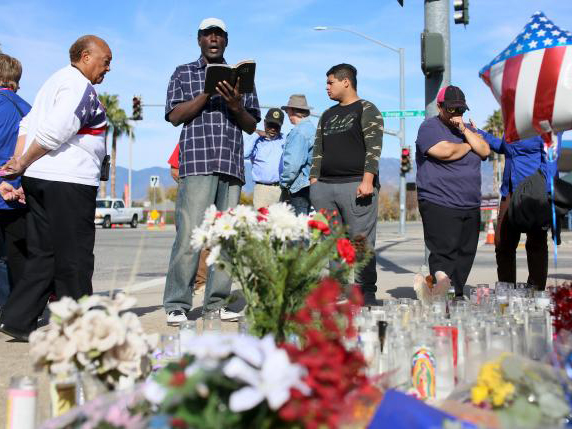 Cầu nguyện cho nạn nhân vụ khủng bố ở California - Ảnh: Reuters