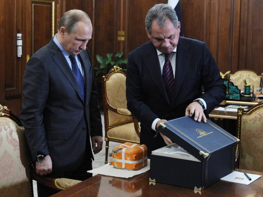 Tổng thống Vladimir Putin (trái) và Bộ trưởng Quốc phòng Sergey Shoigu xem hộp đen máy bay Su-24 bị Thổ Nhĩ Kỳ bắn rơi vừa thu hồi được, ngày 8.12 - Ảnh: AFP