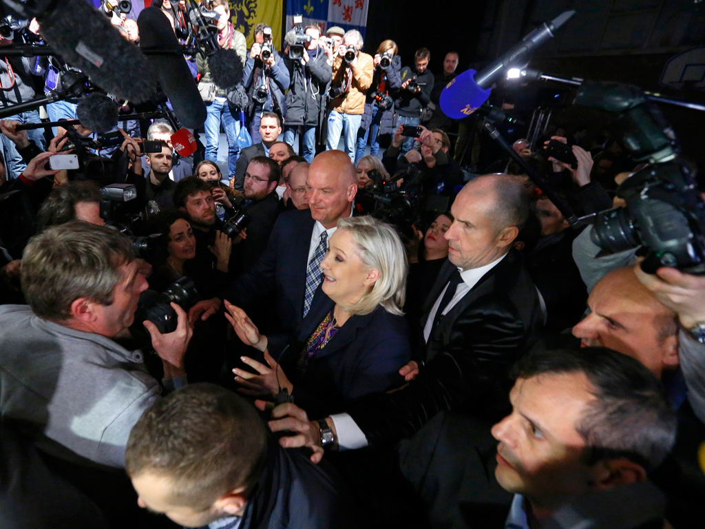 Bà Marine Le Pen (giữa) đang thực sự hưởng quy chế ngôi sao trên chính trường Pháp - Ảnh: Reuters