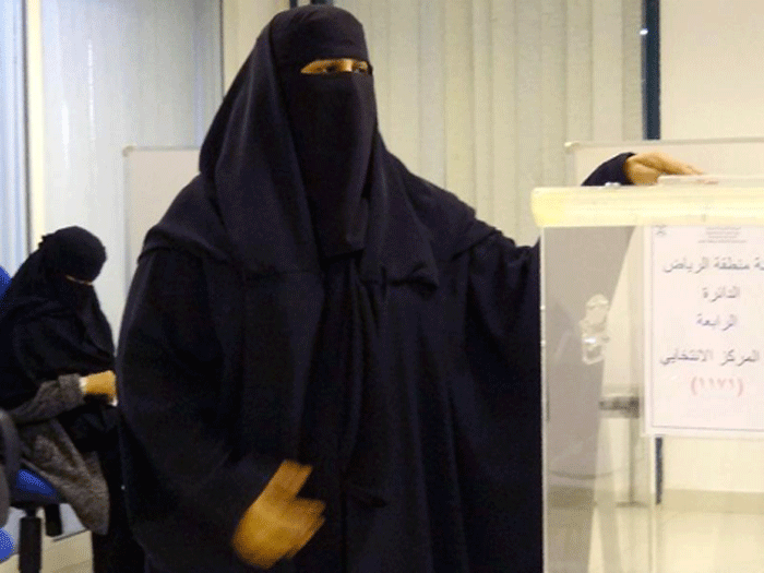 Phụ nữ Ả Rập Xê Út lần đầu tiên đi bầu cử - Ảnh: AFP