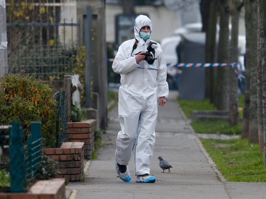 Điều tra khu vực xung quanh nhà trẻ "bị IS tấn công" ở Aubervilliers ngày 14.12.2015 - Ảnh: Reuters