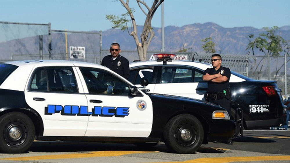 Cảnh sát trước một trường học đóng cửa ở Los Angeles - Ảnh: AFP