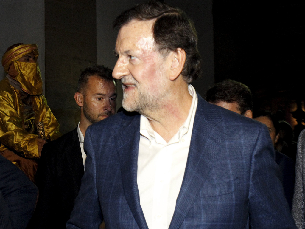 Vết bầm đỏ thấy rõ trên má ngài Thủ tướng Mariano Rajoy sau khi bị đấm - Ảnh: Reuters